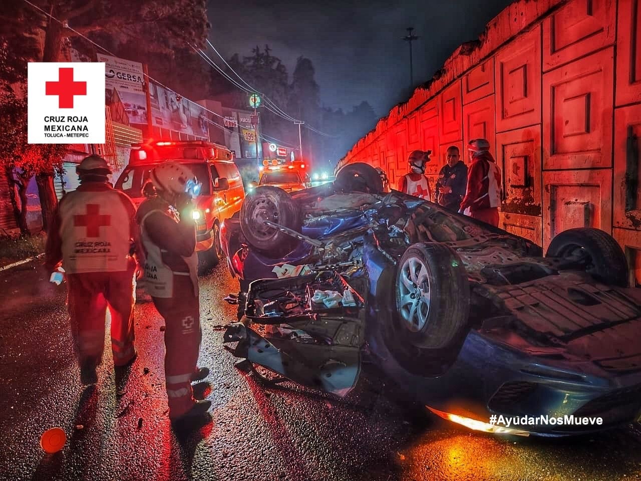 Cae tráiler de puente y aplasta un automóvil en Atlacomulco