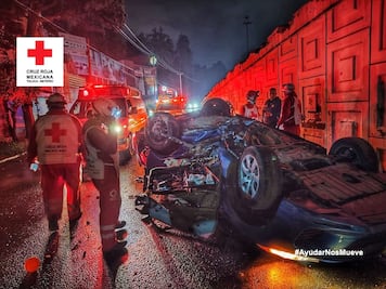 Cae tráiler de puente y aplasta un automóvil en Atlacomulco