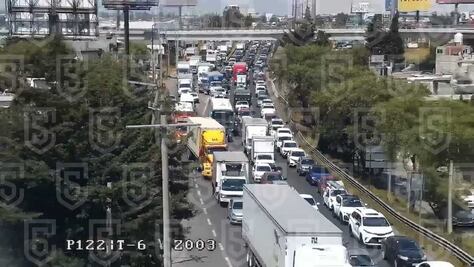 Colapsa la México-Toluca: Familiares de desaparecidos cierran la vía a la altura de Plazas Outlet