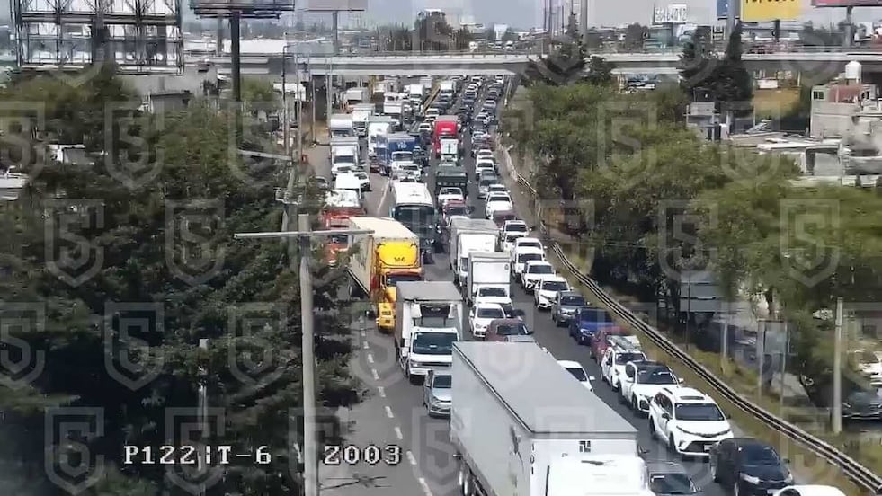 Colapsa la México-Toluca: Familiares de desaparecidos cierran la vía a la altura de Plazas Outlet