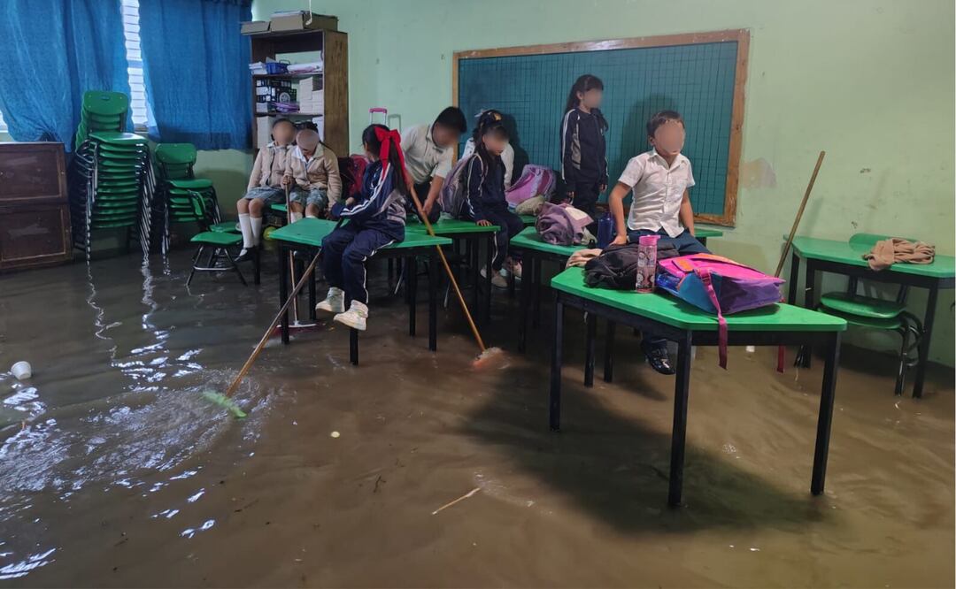 Alumnos de la Primaria Benito Juárez atrapados en sus salones tras las fuertes lluvias. Un problema recurrente que exige una solución urgente Foto: Especial