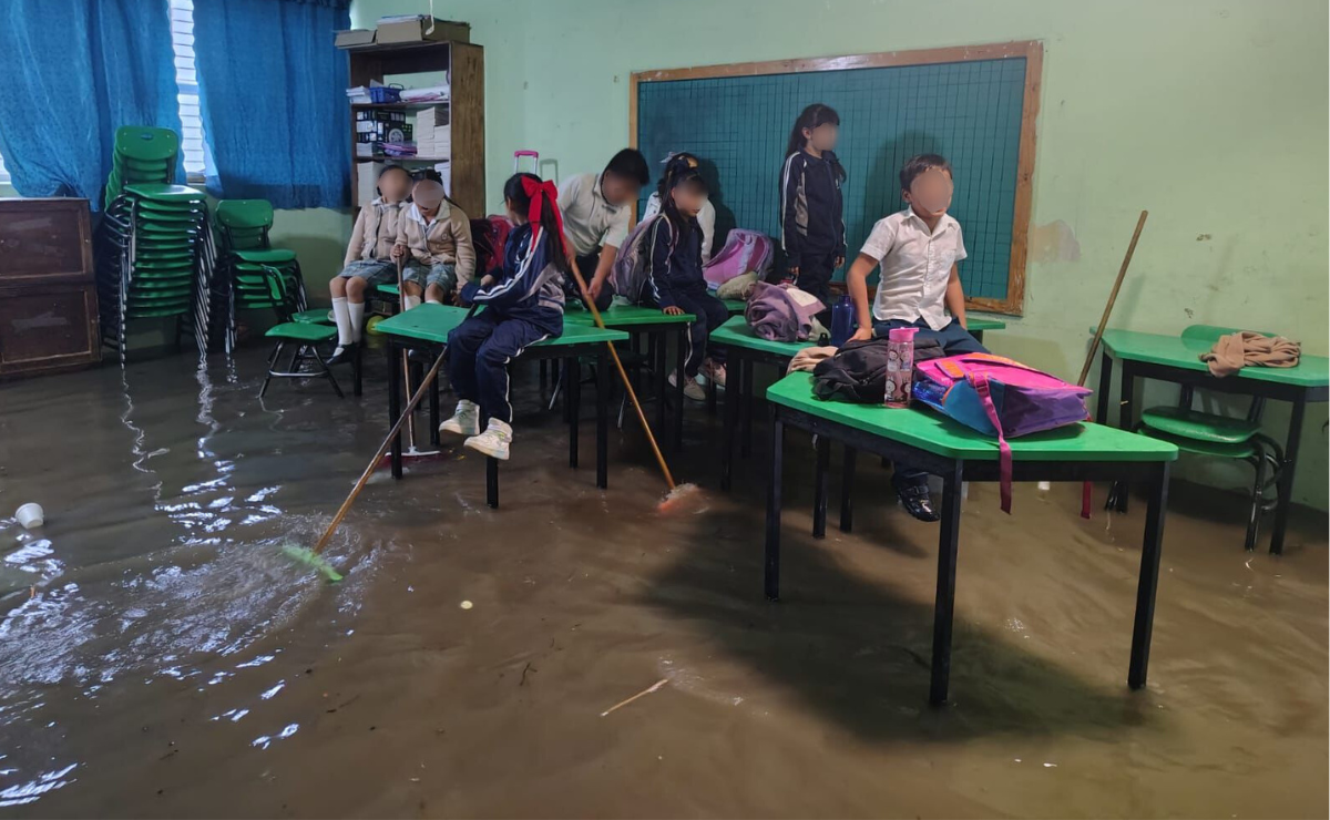 VIDEO: ¡Héroes por necesidad! Padres y policías rescatan a alumnos de primaria inundada en Acolman
