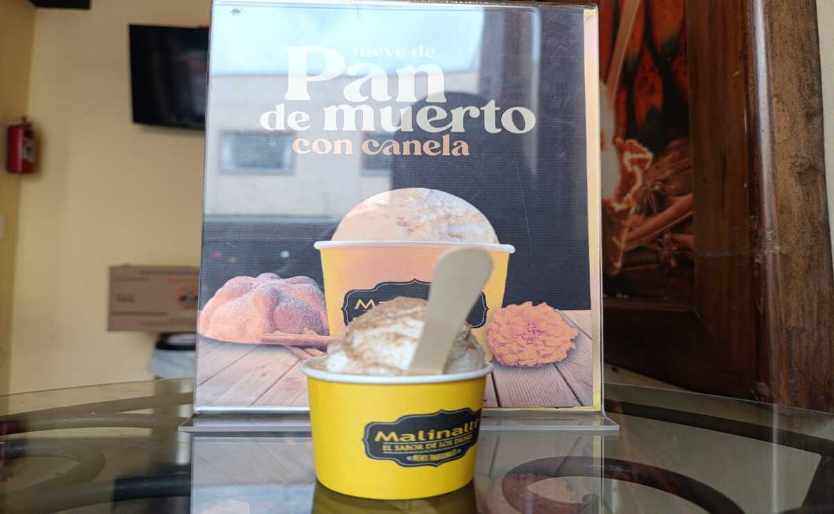 La nieve es de color blanco cremoso y tiene trozos de hojaldra y canela espolvoreada en la parte superior