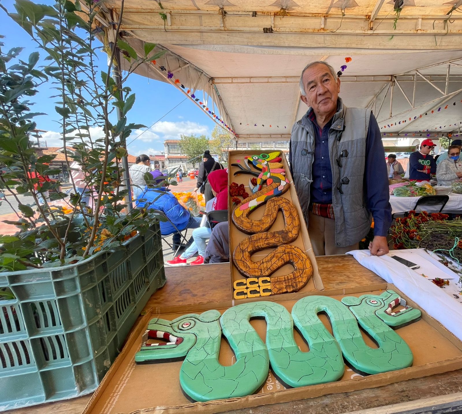 También ofertan productos como plantas y figuras artesanales. Foto Michelle Sánchez
