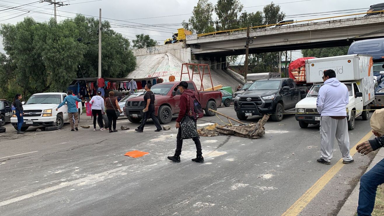 Colocaron llantas, piedras y troncos de árboles para impedir que circulen los autos / Foto Especial