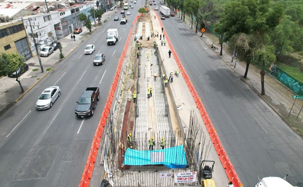 Maquinaria pesada opera en el tramo de la avenida Radial Toltecas, donde ya se registran los primeros metros de loza terminada. Foto Especial