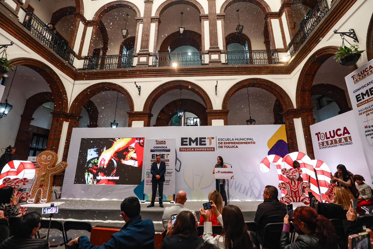 ¡La fiesta ya comenzó! El alcalde Ricardo Moreno invita a todas las familias a participar en el Festival Navideño. Foto Alejandro Vargas / El Universal