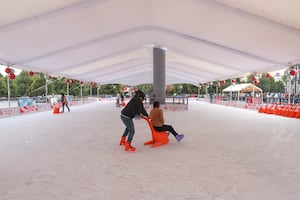 Disfrutan de la pista de hielo en Toluca