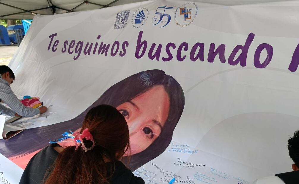 Una lona con el rostro de Kimberly Hilary Moya González fue colocada en la explanada del CCH Naucalpan. Gisela González / El Universal