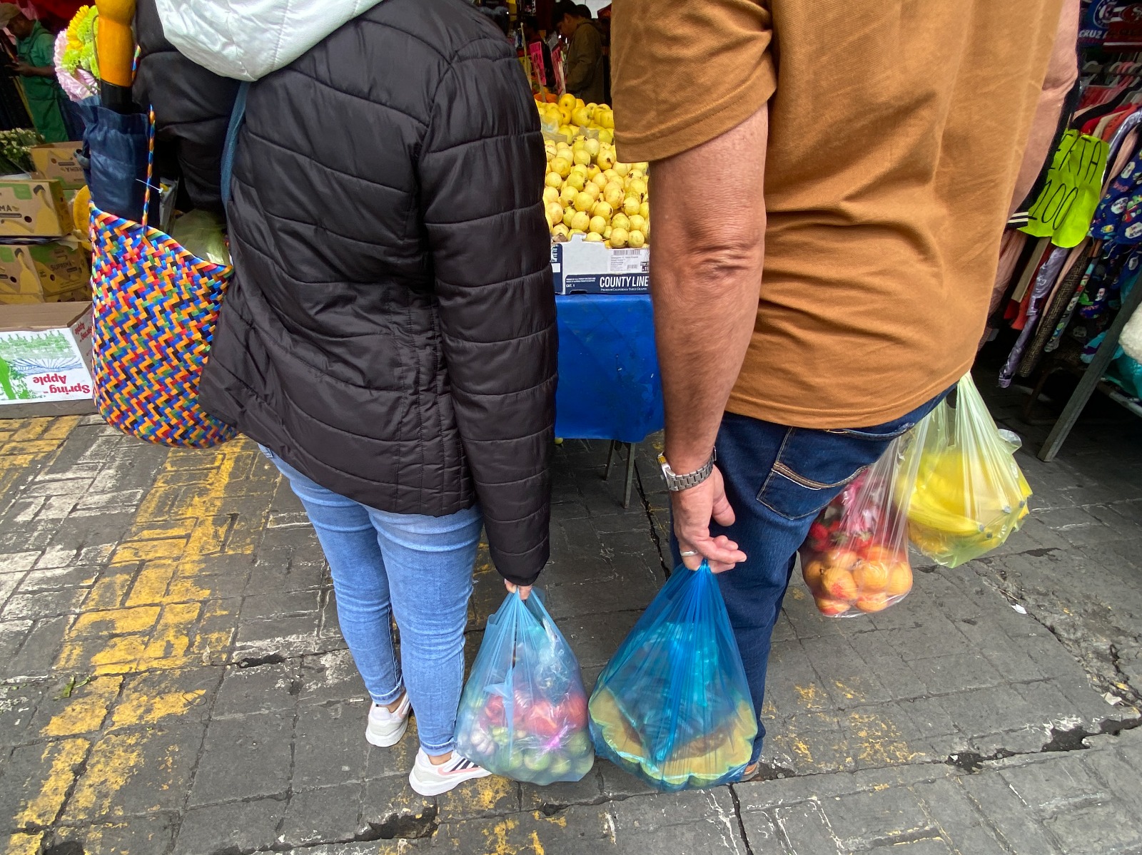 “Son más prácticas”, justifican los usuarios de bolsas. Foto Arturo Hernández