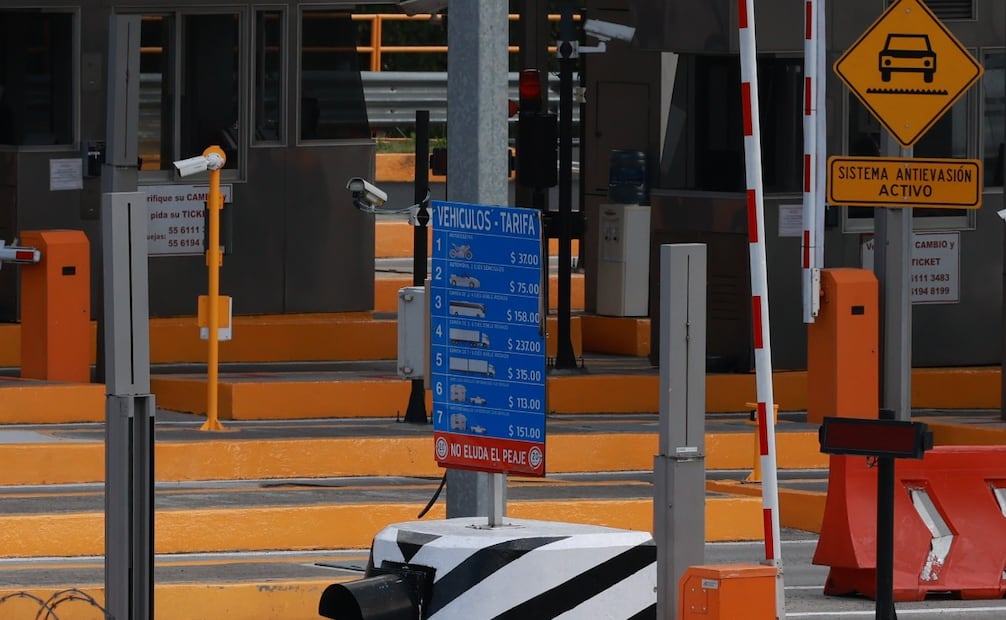 El Tren Interurbano "El Insurgente" se observa desde la autopista como la solución para evitar el peaje y el tráfico. Foto Alejandro Vargas / El Universal