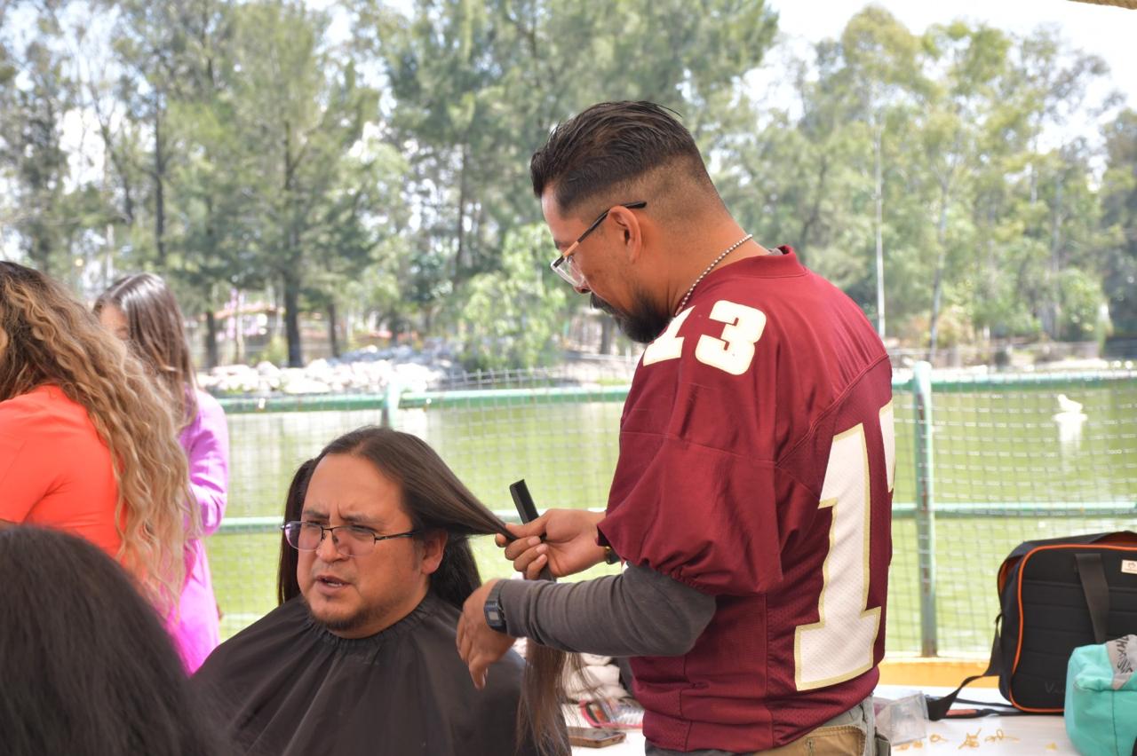 Mujeres, niñas y hombres donaron su cabello. Foto Especial
