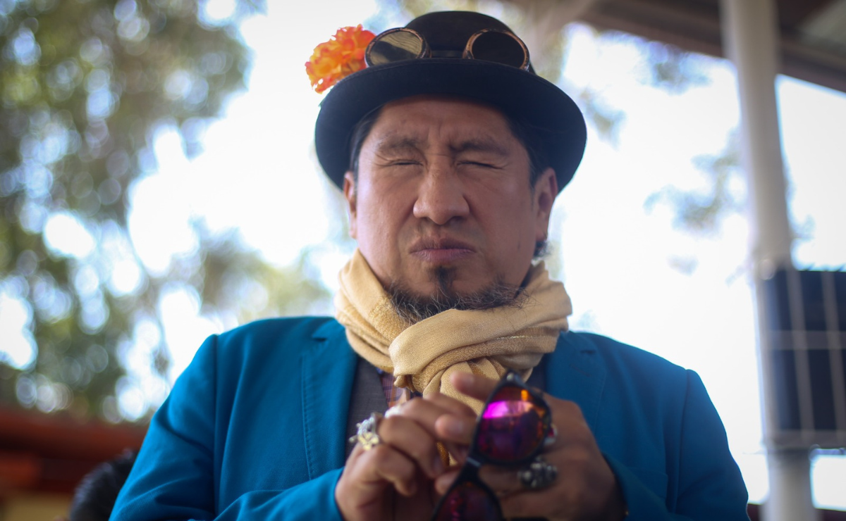 “El Señor Smog” es otro de los personajes que interpreta y que cuenta la historia de lo que le pasará al mundo por los daños ambientales Foto: Luis Camacho