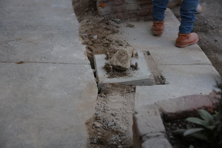 Personal técnico inicia la colocación de más de 500 postes de alumbrado público en zonas de alta afluencia peatonal. Foto Especial