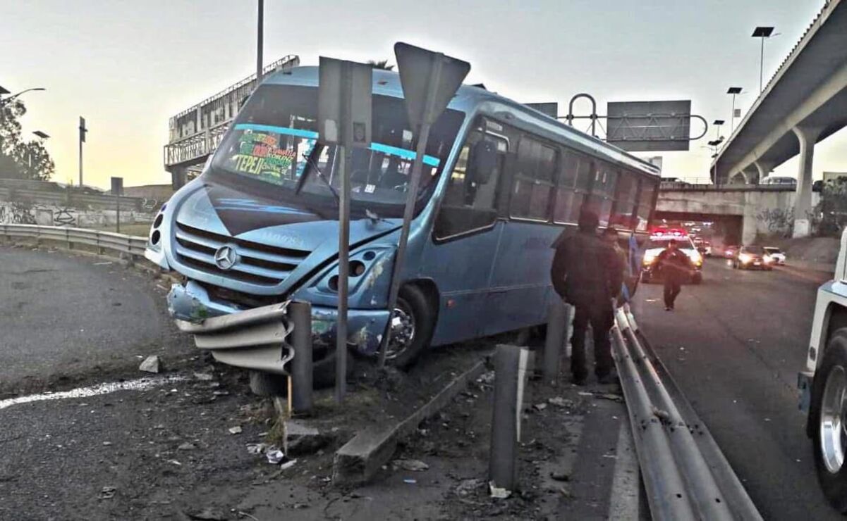 El accidente ocurrió cuando el conductor de un camión de pasajeros perdió el control de la unidad y se estrelló contra una valla. Foto: Especial