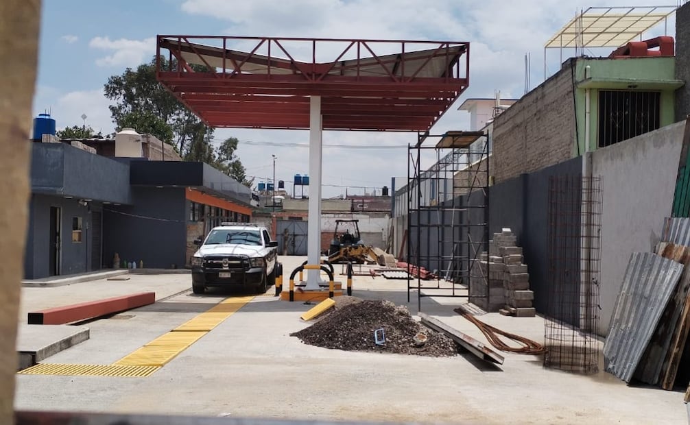Con consignas, los vecinos señalan que Protección Civil dictaminó que el proyecto de la gasera no es viable en la zona. Foto Especial