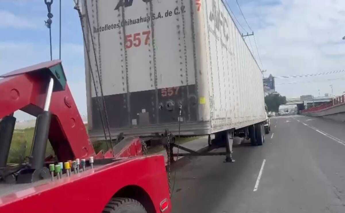 La caja del tráiler color blanco, con la leyenda AFC Auto Fletes Chihuahua, S. A. de C. V., fue localizada en el kilómetro 25 de la autopista México-Pachuca. Foto: Especial