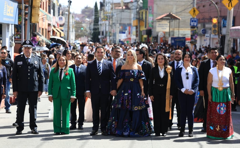 Contingentes de servidores públicos y elementos de seguridad desfilando por las avenidas principales de la Zona Tradicional. Foto Especial