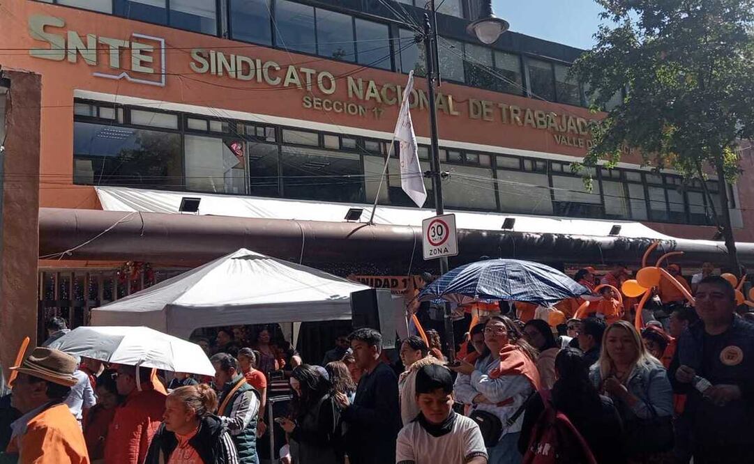 Maestros afiliados al SNTE celebraron el triunfo de su nuevo líder en Toluca. Foto: Macrina Vázquez