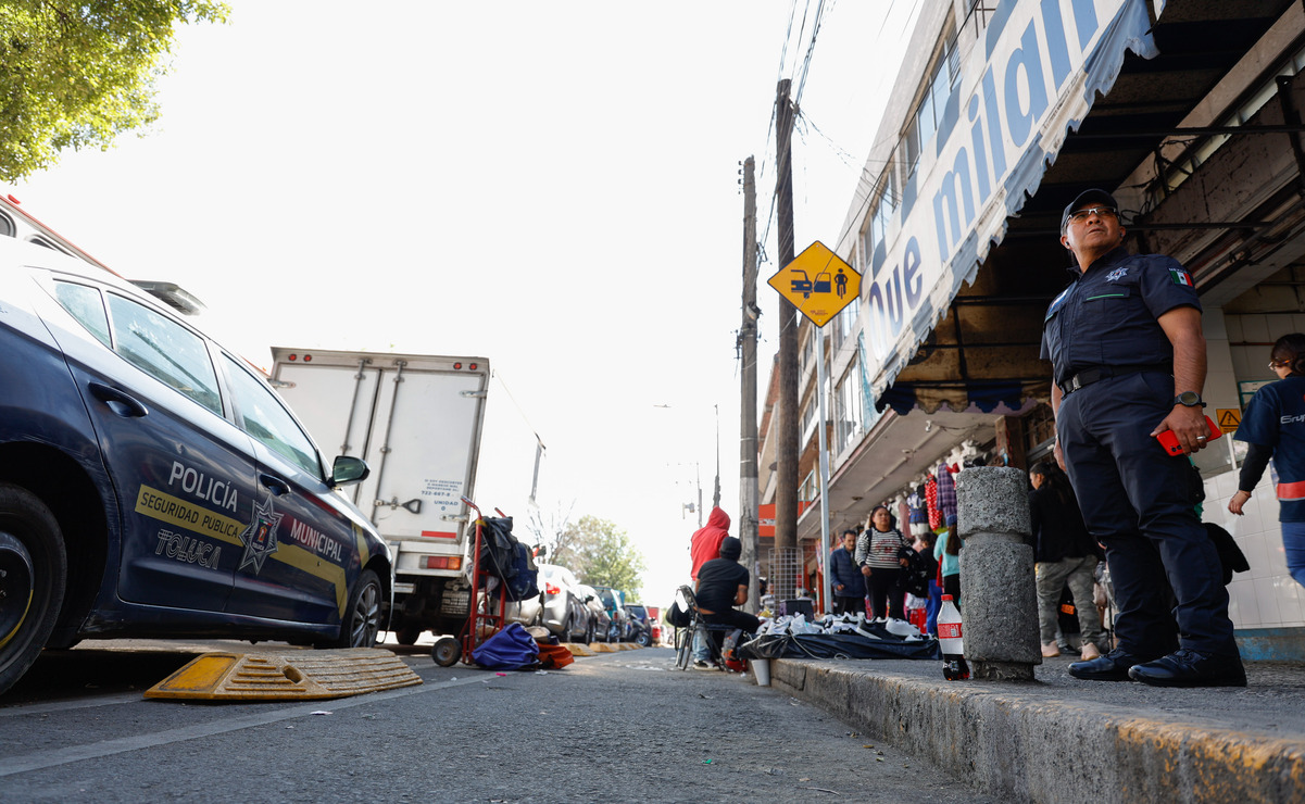 Una de las prácticas que formaba parte del programa era el acercamiento directo de los oficiales con los comerciantes. Foto: Arturo Hernández / El Universal Estado de México