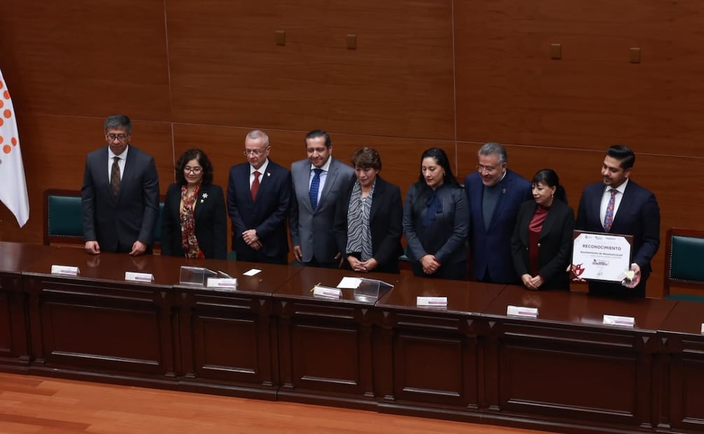 Representantes de diversos ayuntamientos recibieron galardones por proyectos destacados en salud mental, empoderamiento y modernización administrativa. Foto Alejandro Vargas / El Universal