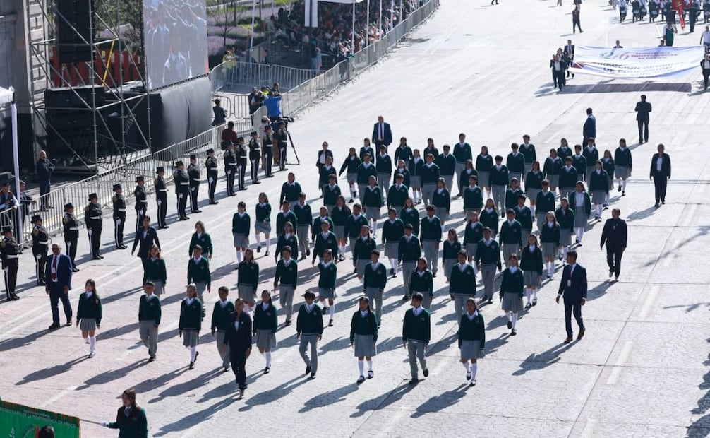 Alumnos de escuelas secundarias participaron en el Desfile Cívico-Militar. Foto Alejandro Vargas / El Universal