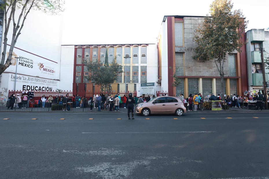 Desde las 6:00 horas, elementos de seguridad resguardaron los accesos principales de los planteles en el Valle de Toluca. Foto Alejandro Vargas / El universal