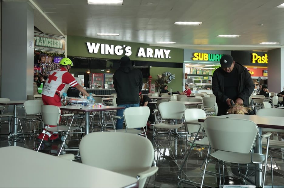 El simulacro incluyó la atención médica simulada de una rehén "lesionada", poniendo a prueba la respuesta inmediata de la Cruz Roja Mexicana. Foto Alejandro Vargas / El Universal