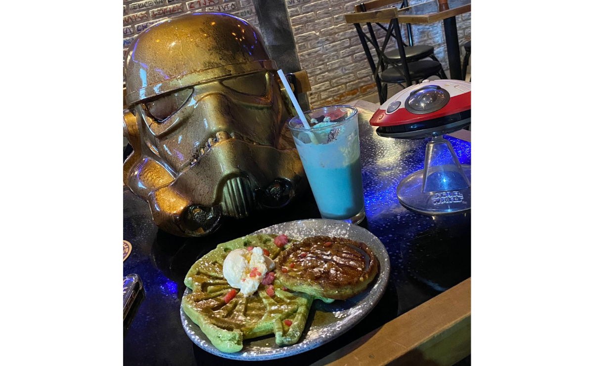 Un cliente de Galaxy's Café disfruta de un Space Waffle, uno de los platillos más populares del menú / Foto: Vania Enciso