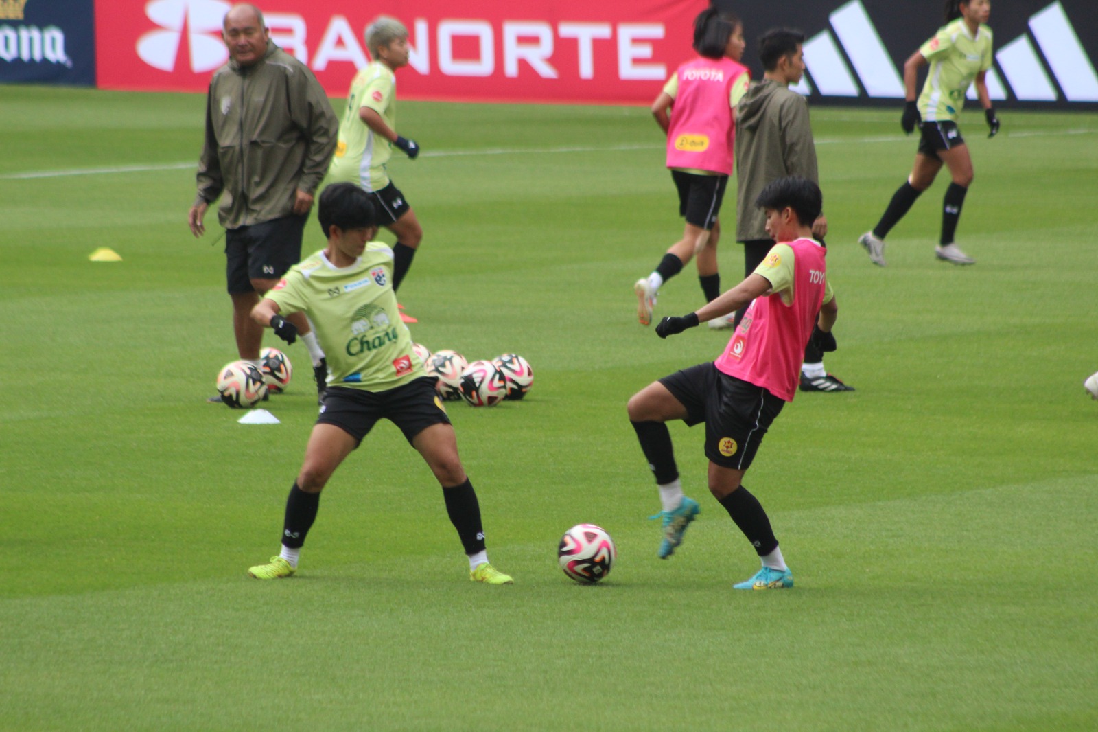 Las jugadoras están muy concentradas para enfrentar a Tailandia. Foto Miguel García