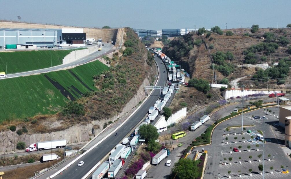 Transportistas reportan retrasos masivos en entregas debido a la falta de espacio y coordinación vial en la zona. Foto Arturo Contreras / El Universal