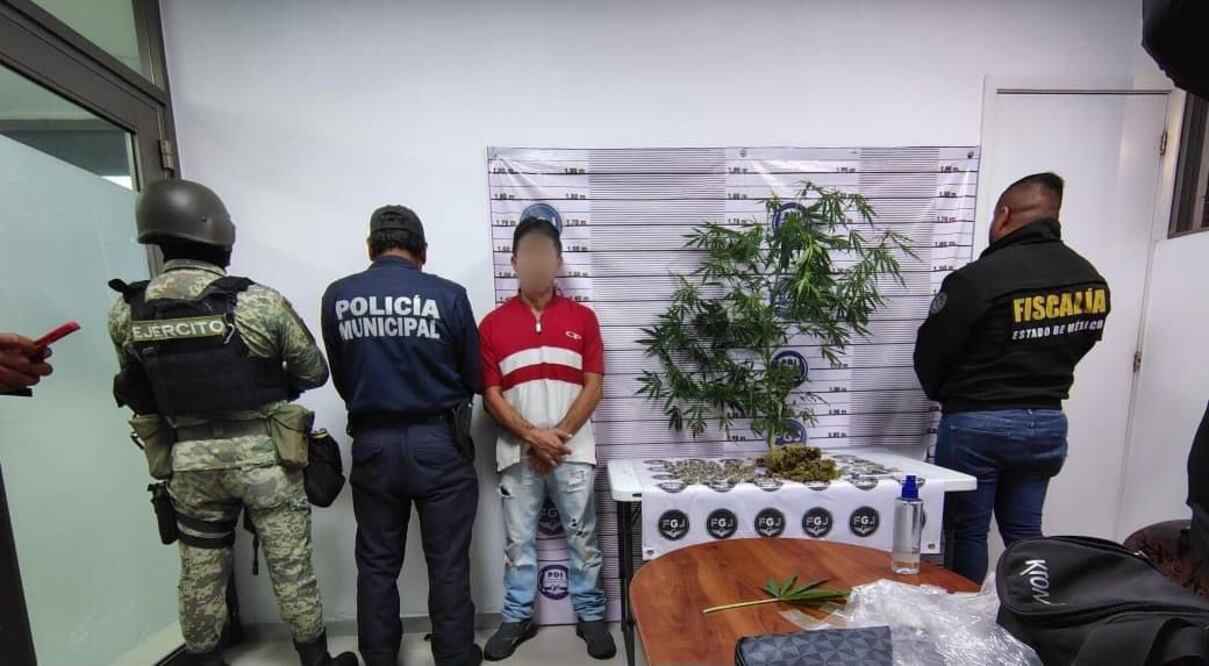 El detenido con la plata de marihuana. Foto Especial