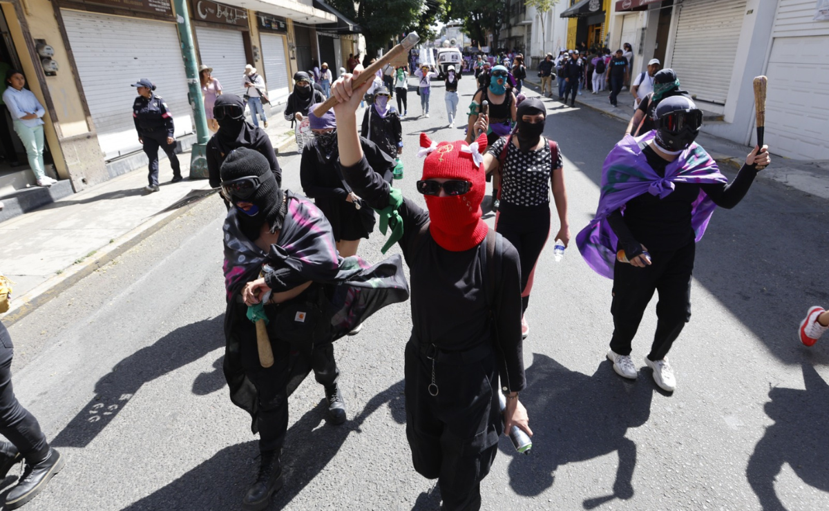 Cercos humanos y estrategias organizadas: El Bloque Negro, la vanguardia que asegura la seguridad en las manifestaciones del Día de la Mujer. Foto: Jorge Alvarado