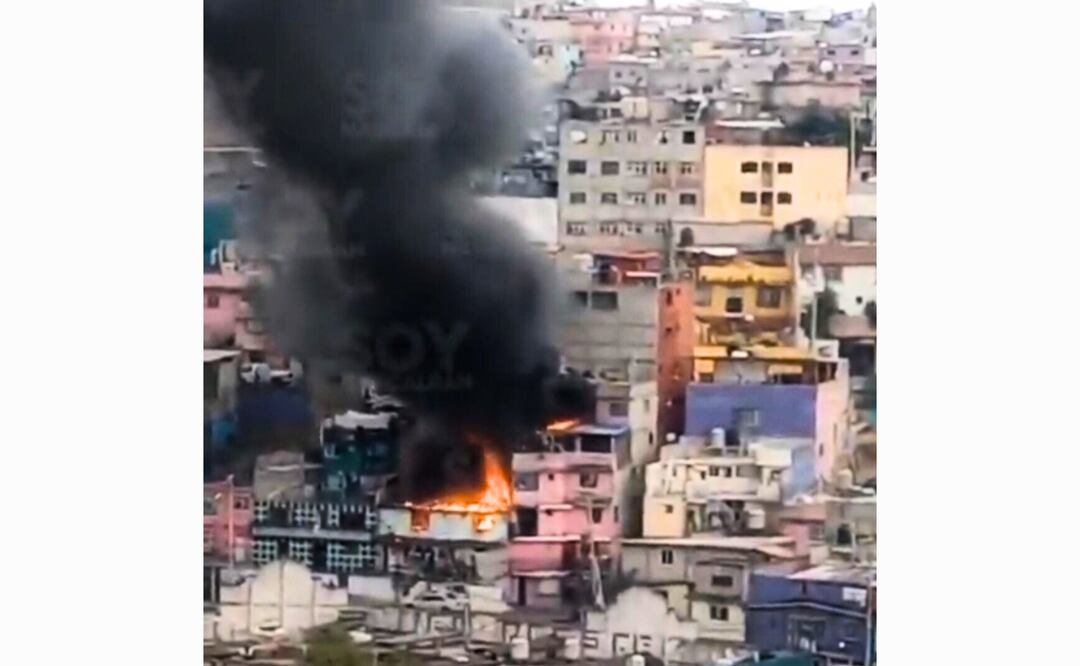 Llamas y humo en Naucalpan: El fuego arrasa con una casa en Chamapa, generando alarma entre los vecinos. Foto: Especial