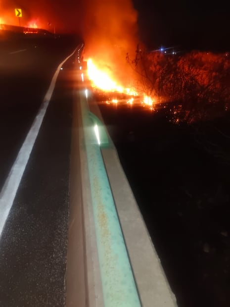 En un tramo de la autopista Siervo de la Nación, la onda calorífica afectó el muro de contención y la cimentación. Foto. Especial