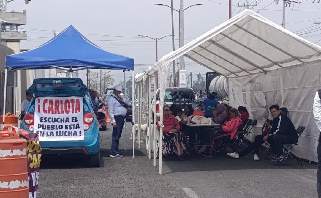 Familiares, vecinos y simpatizantes se congregaron frente a los juzgados del penal estatal de Chalco en apoyo a Carlota "N". Foto Especial