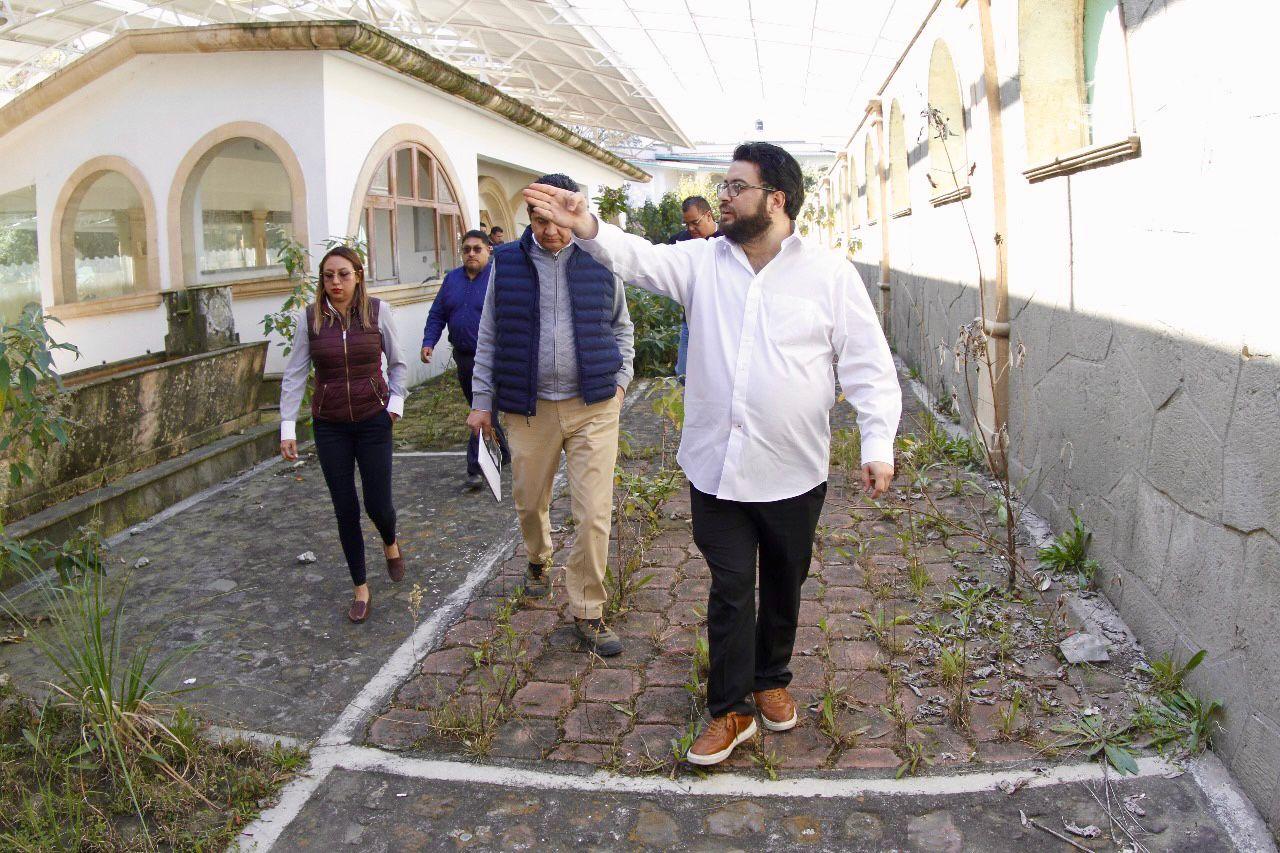 Durante el recorrido por el ex-rancho de "Los Tres García", el alcalde Isaac Montoya Márquez y autoridades federales evaluaron las condiciones del terreno. Foto Especial