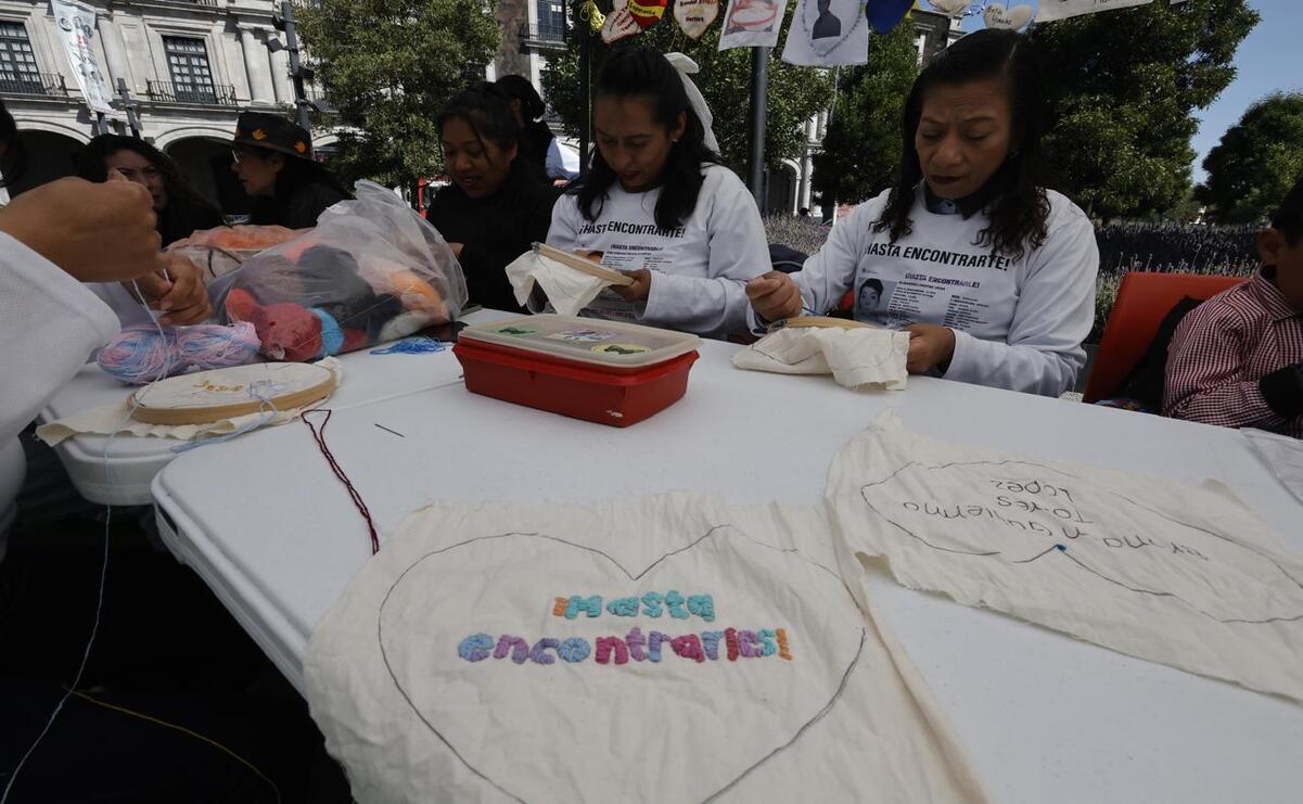 Fotografía de las madres e hijas bordando: "Bordando el recuerdo de sus seres queridos" / Foto: Jorge Alvarado