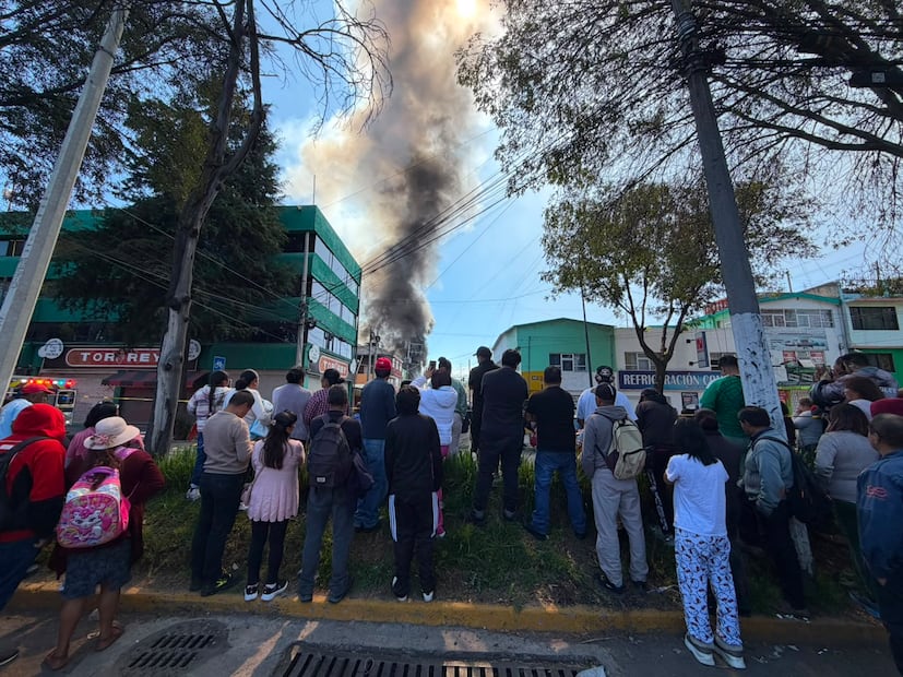 Después de controlar las llamas, los cuerpos de emergencia iniciaron la remoción de escombros y la evaluación de la estructura. Foto: Abigail Alcántara/ El Universal