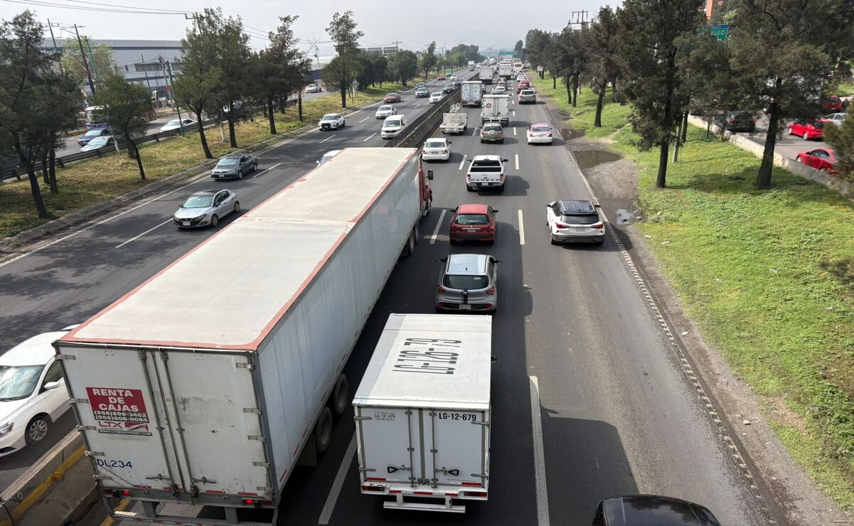 El accidente provoco una larga fila de vehículos, que va desde la zona de Tepalcapa hacia la colonia Jardines de la Hacienda de Cuautitlán Izcalli. Foto: Arturo Contreras / El Universal Estado de México