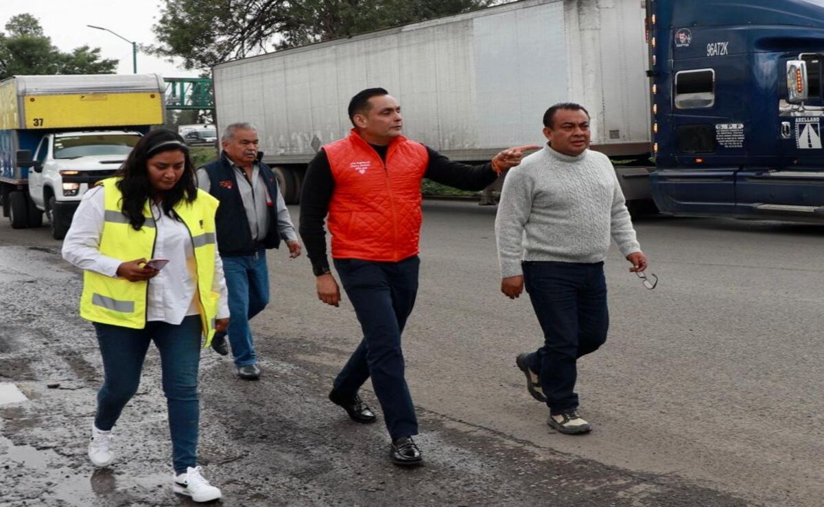 Funcionarios de obras públicas del Ayuntamiento de Tepotzotlán y de la Junta Local de Caminos del gobierno mexiquense acordaron realizar la reparación de la vialidad. Foto: Especial