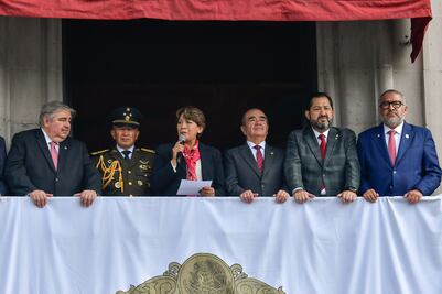 Previo al desfile dedican un minuto de silencio a las víctimas de Jilotzingo 