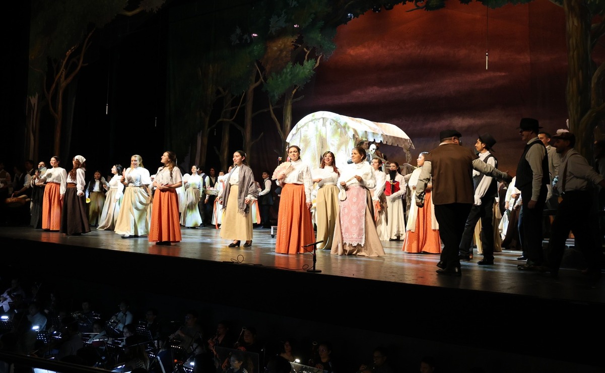 Elenco de "Pagliacci" durante un ensayo en el Teatro Morelos / Roberto Guerrero