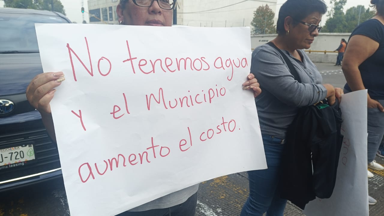 Vecinos de la colonia Independencia protestan y bloquean una avenida para exigir el suministro del vital líquido. Foto Especial