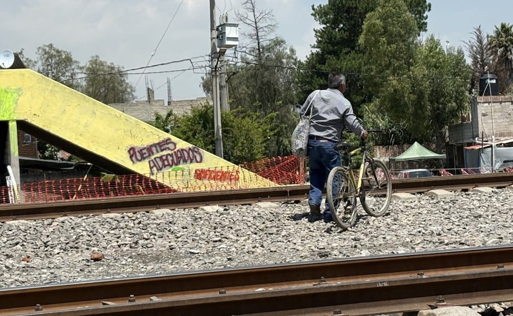 El futuro paso del tren de pasajeros confinará por completo las vías, impidiendo que la población cruce a pie de Santa María Caliacac hacia la carretera Teoloyucan-Huehuetoca. Foto Arturo Contreras / El Universal