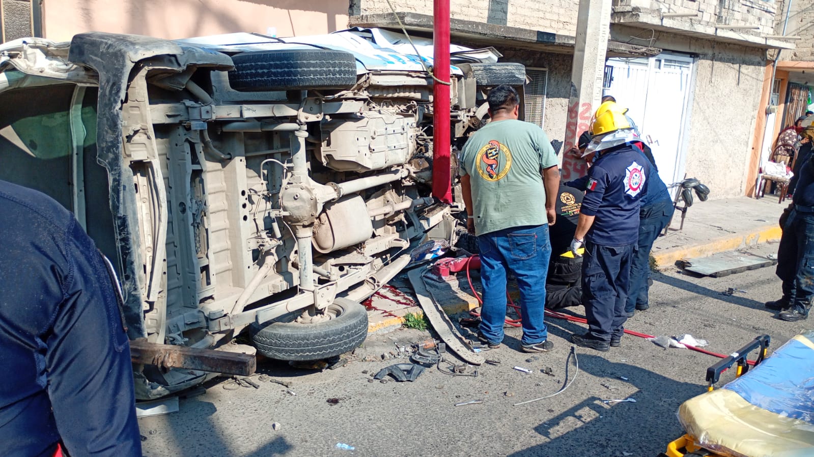 El accidente ocurrió pasado el Eje 6, con dirección a la Ciudad de México, sobre las calles Lázaro Cárdenas y Álvaro Obregón, en el municipio de Los Reyes La Paz.  Foto: especial