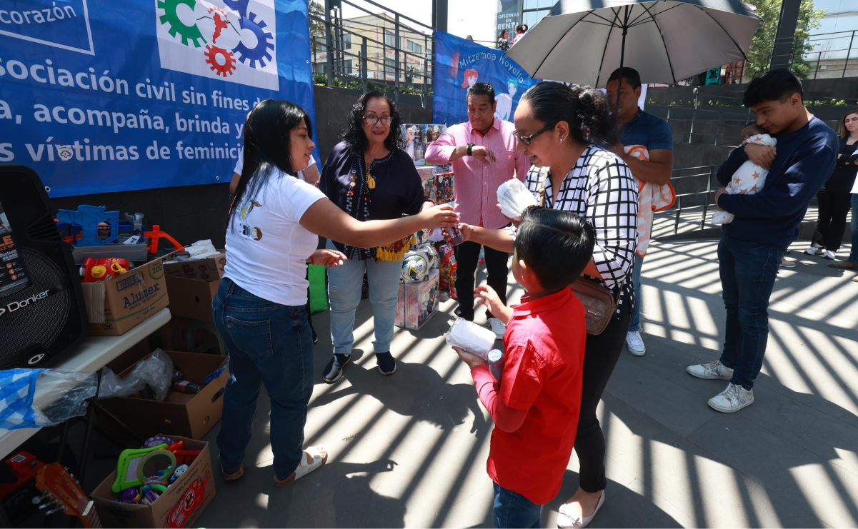 Niños y niñas huérfanos por feminicidio disfrutan de las actividades del Día del Niño organizado por "Mitztemoa Noyollo" en la Plaza Gónzalez Arratia, Toluca. Foto: Alejandro Vargas
