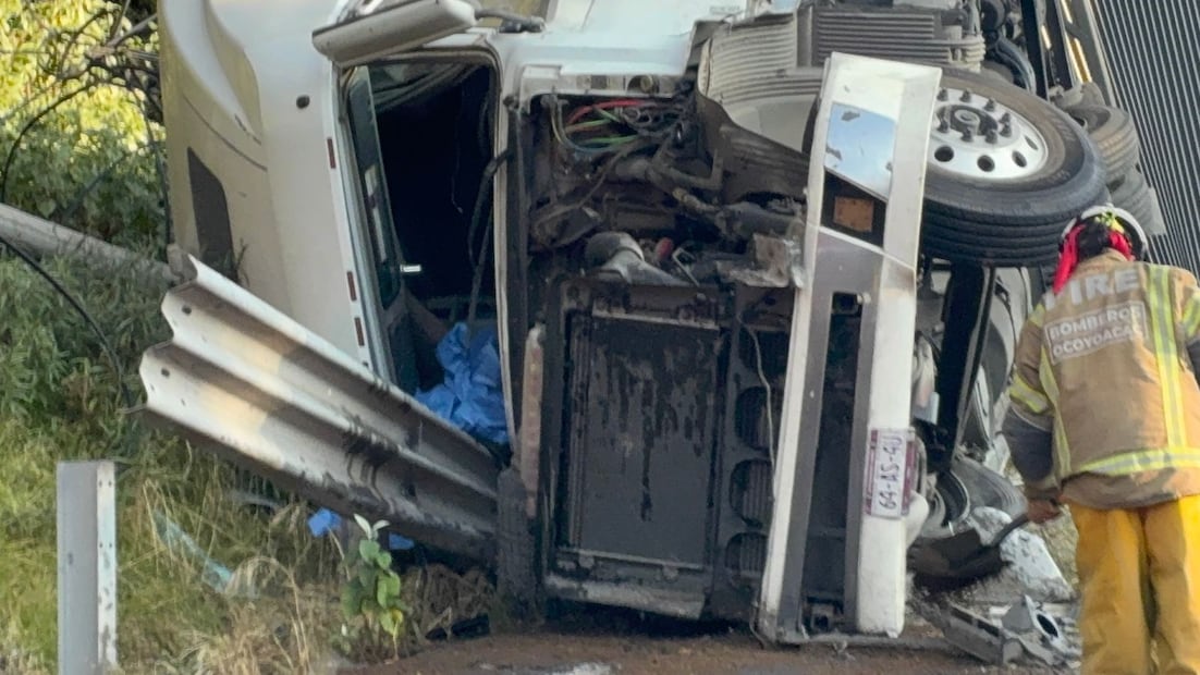 A la zona también llegaron elementos de la Policía Estatal y de la Guardia Nacional para acordonar la zona y dar vialidad para evitar un incidente mayor. Foto: Claudia Rodríguez/ El Universal