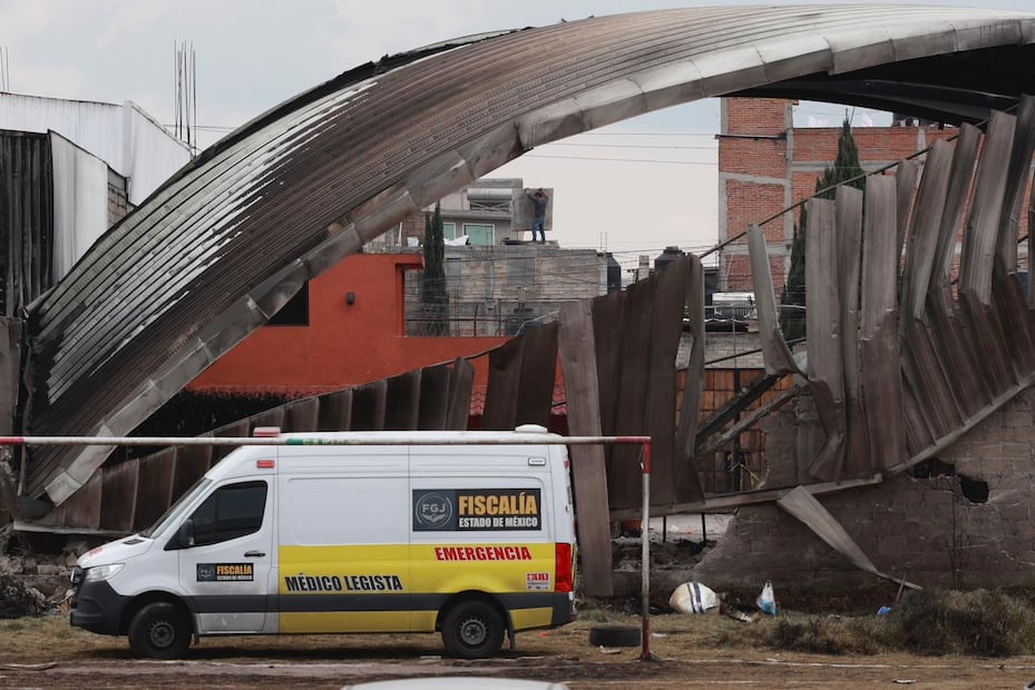 Expertos de la Agencia Federal de Aeronáutica Civil (AFAC) inician la extracción de voces y datos técnicos de los últimos minutos de vuelo. Foto Alejandro Vargas / El Universal