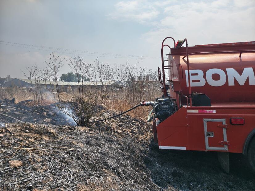 Personal de Bomberos de Tepotzotlán realizó maniobras de contención para evitar que el fuego llegara a las casas del barrio Tlacateco. Foto Especial